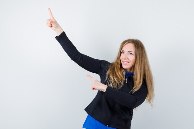 Gratis foto expressieve jonge vrouw poseren in de studio