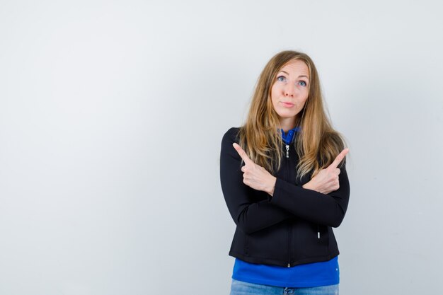 Expressieve jonge vrouw poseren in de studio