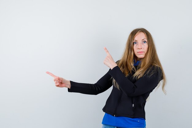 Expressieve jonge vrouw poseren in de studio