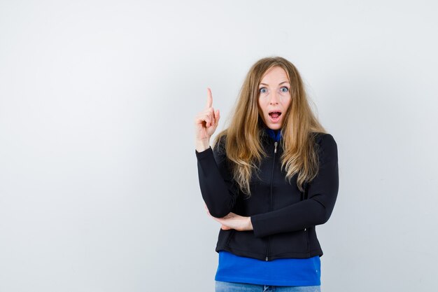 Expressieve jonge vrouw poseren in de studio