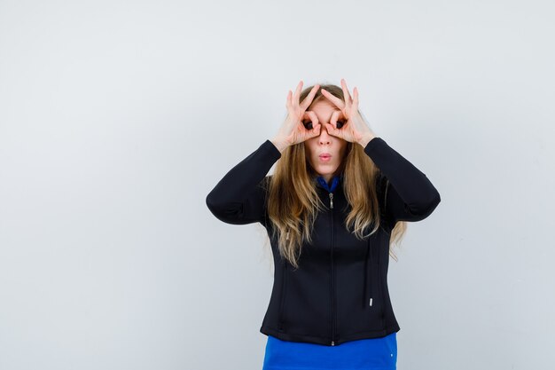 Expressieve jonge vrouw poseren in de studio