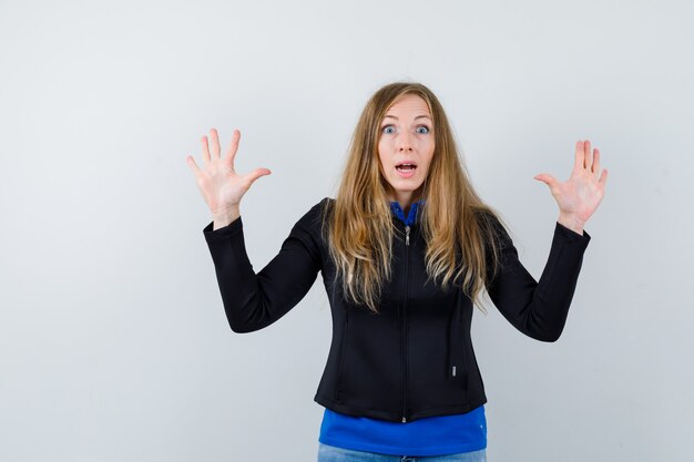 Expressieve jonge vrouw poseren in de studio