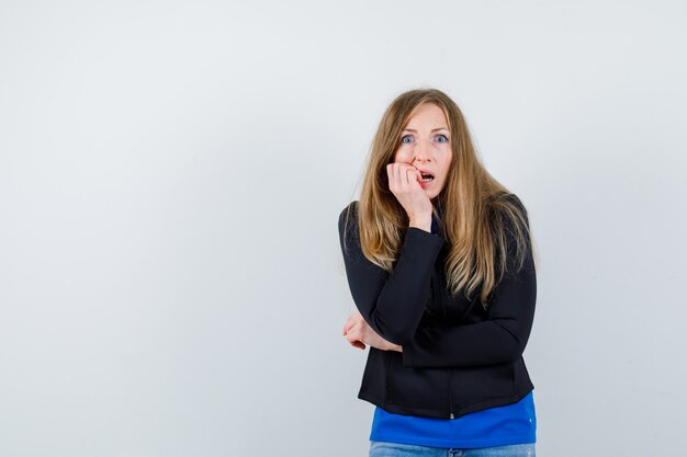 Expressieve jonge vrouw poseren in de studio