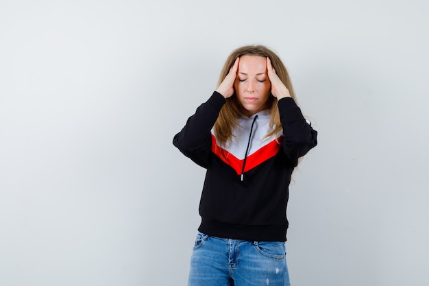 Gratis foto expressieve jonge vrouw poseren in de studio