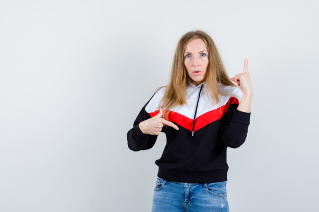 Expressieve jonge vrouw poseren in de studio