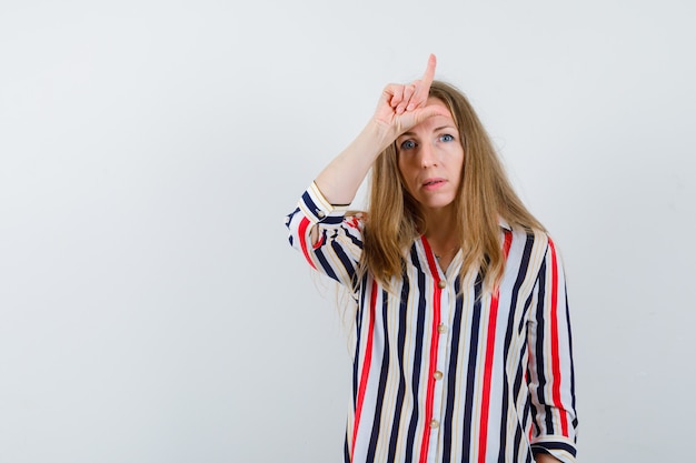 Expressieve jonge vrouw poseren in de studio