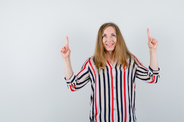 Gratis foto expressieve jonge vrouw poseren in de studio