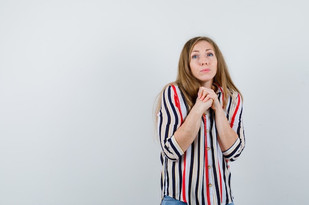 Expressieve jonge vrouw poseren in de studio