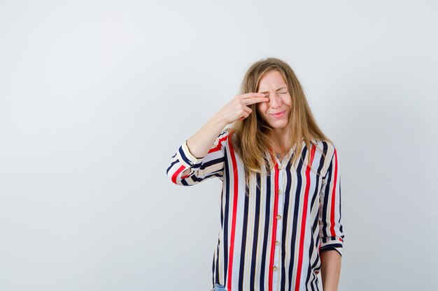 Expressieve jonge vrouw poseren in de studio