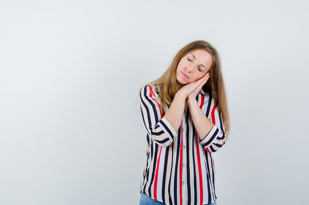 Expressieve jonge vrouw poseren in de studio