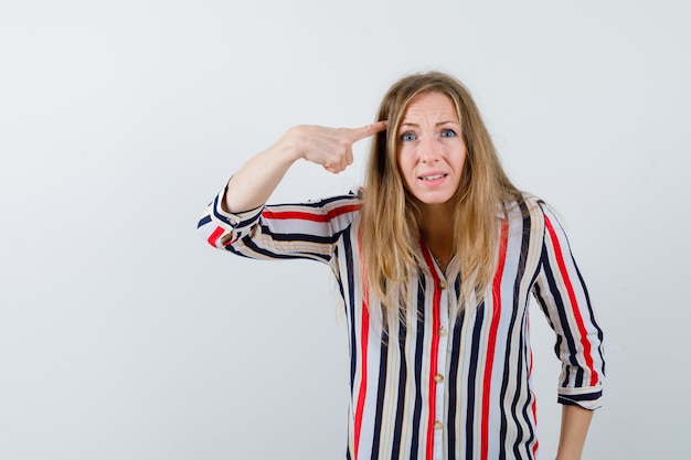 Gratis foto expressieve jonge vrouw poseren in de studio