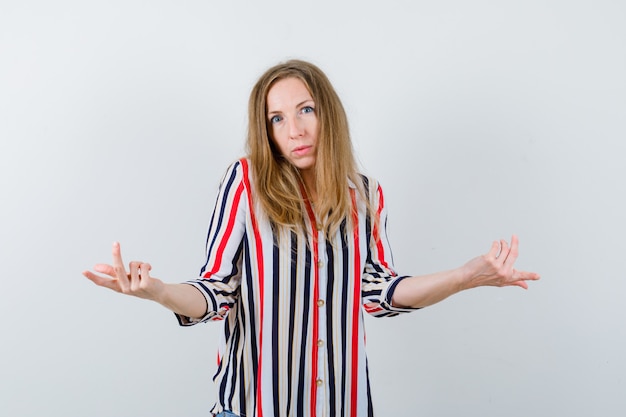 Gratis foto expressieve jonge vrouw poseren in de studio