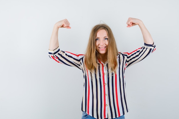 Gratis foto expressieve jonge vrouw poseren in de studio