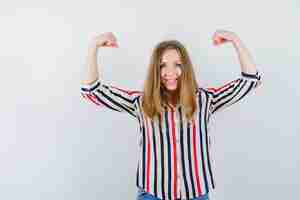 Gratis foto expressieve jonge vrouw poseren in de studio