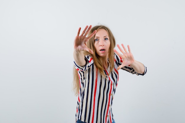 Expressieve jonge vrouw poseren in de studio