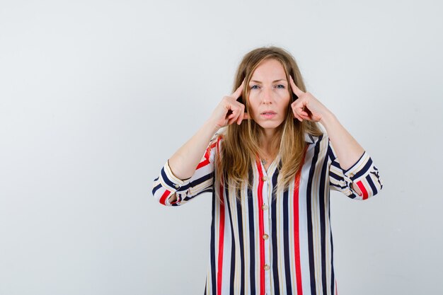 Expressieve jonge vrouw poseren in de studio