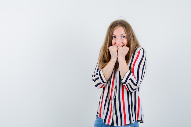 Expressieve jonge vrouw poseren in de studio