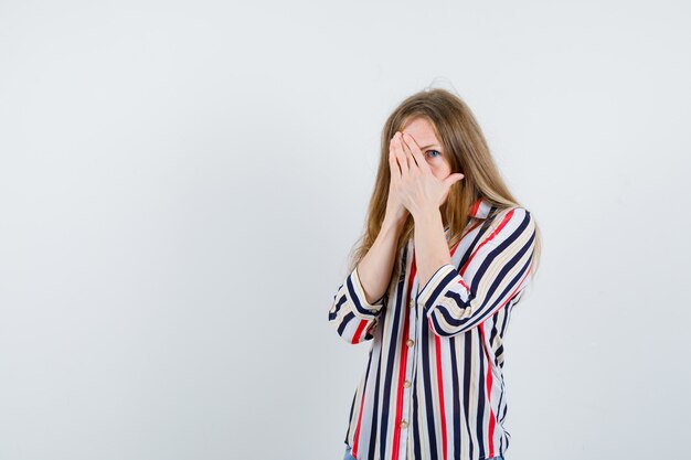 Expressieve jonge vrouw poseren in de studio