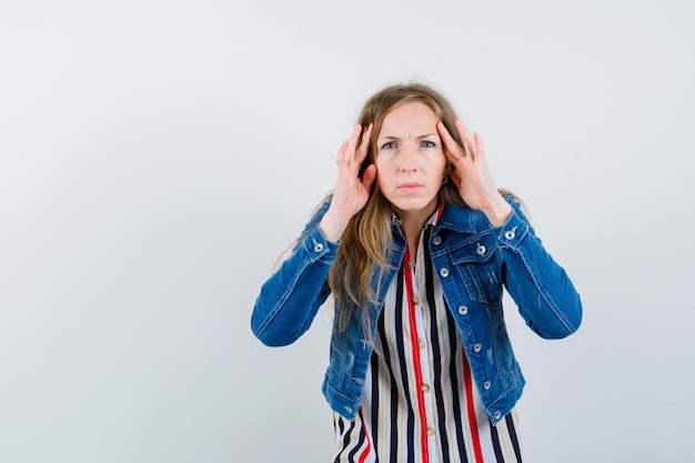 Expressieve jonge vrouw poseren in de studio