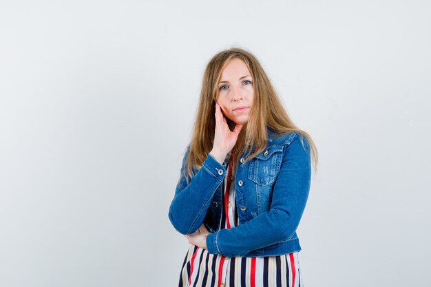 Expressieve jonge vrouw poseren in de studio