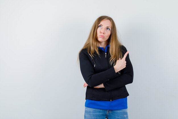 Expressieve jonge vrouw poseren in de studio