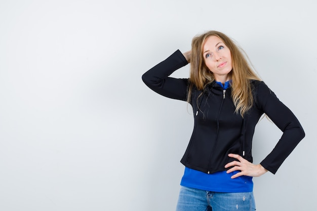 Gratis foto expressieve jonge vrouw poseren in de studio