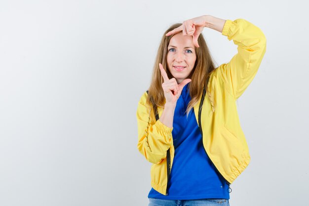 Expressieve jonge vrouw poseren in de studio