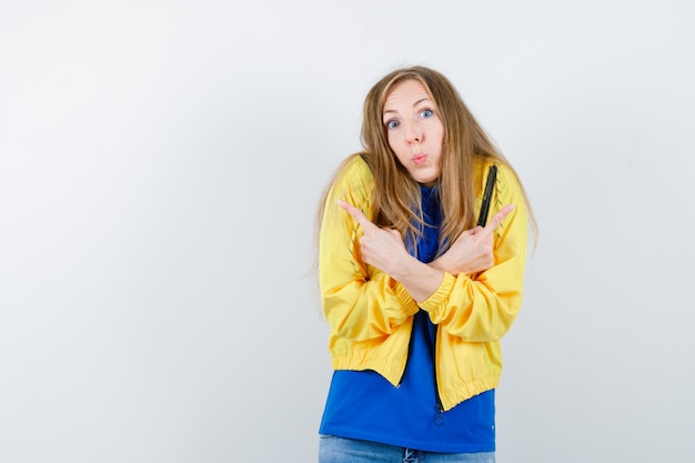 Expressieve jonge vrouw poseren in de studio