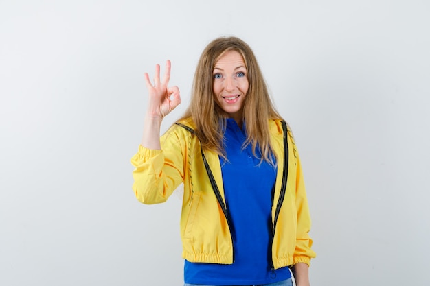 Expressieve jonge vrouw poseren in de studio