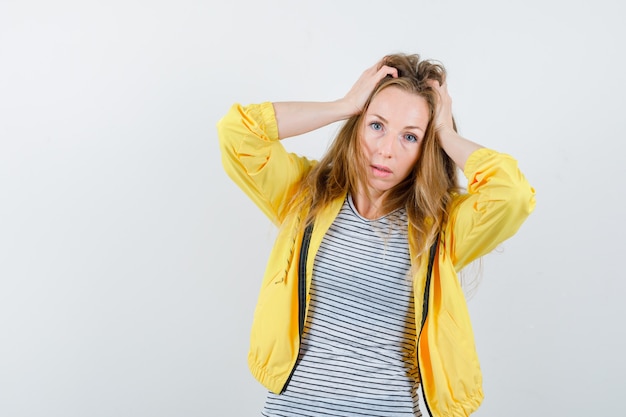 Gratis foto expressieve jonge vrouw poseren in de studio