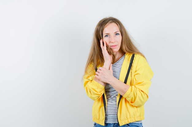 Expressieve jonge vrouw poseren in de studio