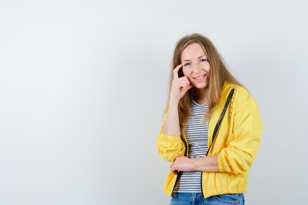 Expressieve jonge vrouw poseren in de studio