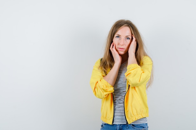 Expressieve jonge vrouw poseren in de studio