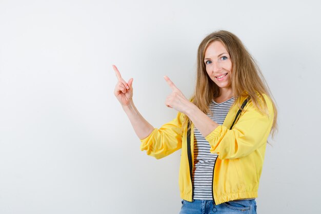 Expressieve jonge vrouw poseren in de studio