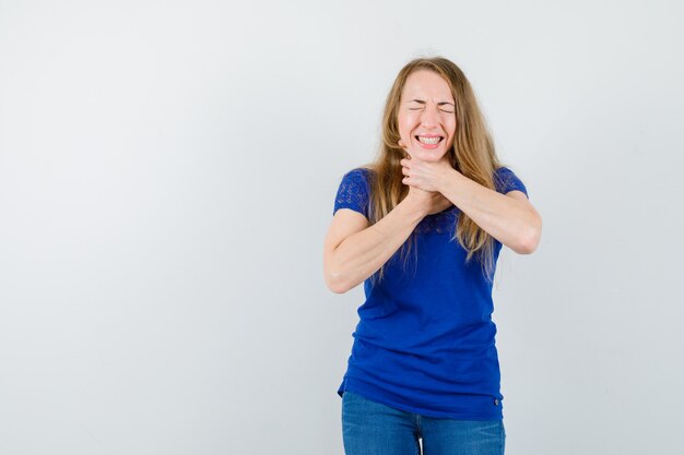 Expressieve jonge vrouw poseren in de studio