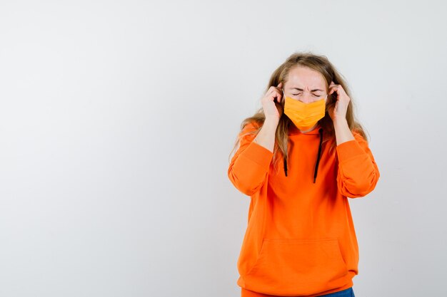 Expressieve jonge vrouw poseren in de studio