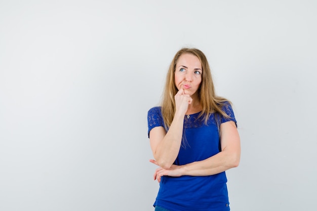 Expressieve jonge vrouw poseren in de studio