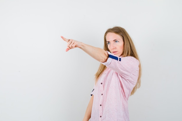 Gratis foto expressieve jonge vrouw poseren in de studio