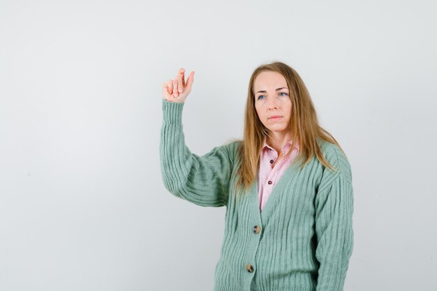 Gratis foto expressieve jonge vrouw poseren in de studio