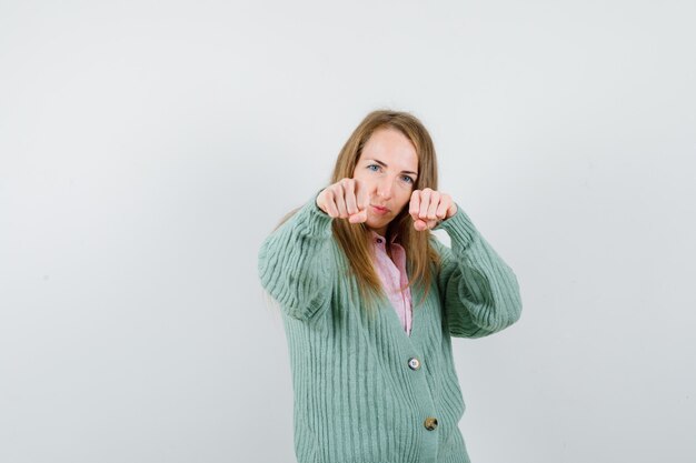 Expressieve jonge vrouw poseren in de studio