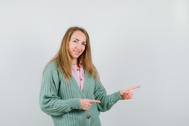 Expressieve jonge vrouw poseren in de studio