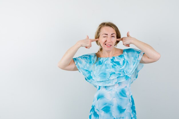 Expressieve jonge vrouw poseren in de studio