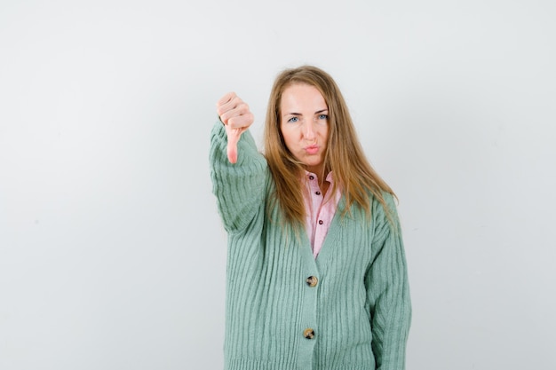 Gratis foto expressieve jonge vrouw poseren in de studio