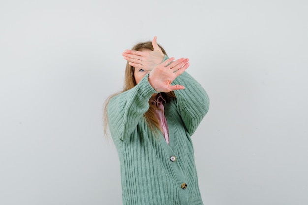 Gratis foto expressieve jonge vrouw poseren in de studio