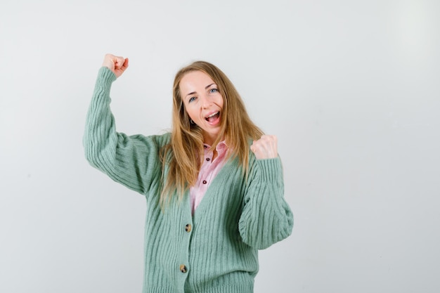 Expressieve jonge vrouw poseren in de studio