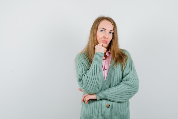 Expressieve jonge vrouw poseren in de studio