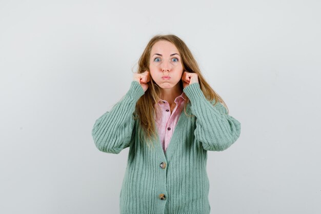 Gratis foto expressieve jonge vrouw poseren in de studio