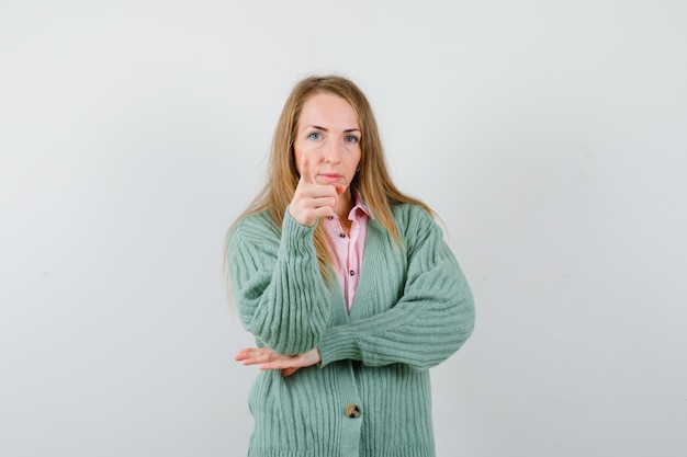 Gratis foto expressieve jonge vrouw poseren in de studio