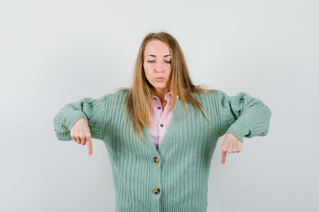 Gratis foto expressieve jonge vrouw poseren in de studio