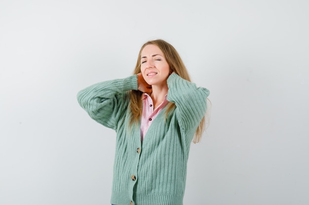 Expressieve jonge vrouw poseren in de studio